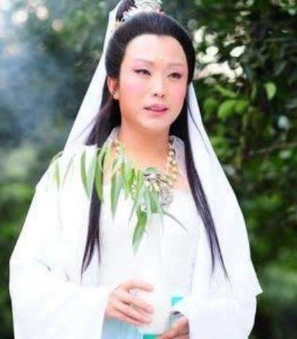 跪拜&6个版本“观音菩萨”,前五位都只是在模仿,唯独她被路人跪拜!