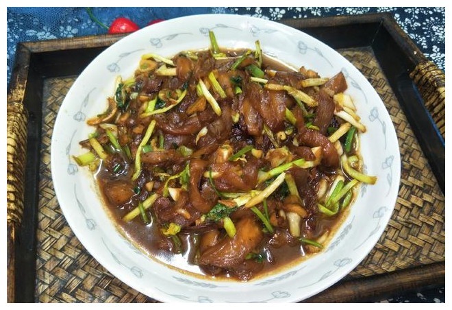 炒茄子，不管圆茄子还是长茄子，按照大厨的方法，茄子香软不发黑