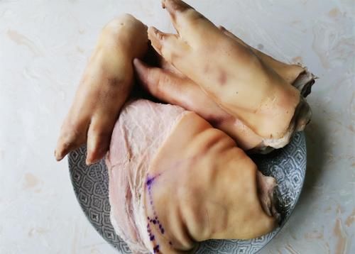  猪手和猪肘子去异味有窍门，烤制这一步不能少，做出的菜肴干净没异味，放心吃