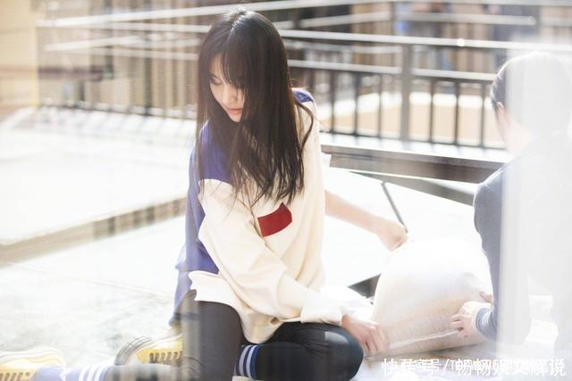 俏皮波浪卷配淡蓝百褶裙,认真营业的爽妹子,太可人了!