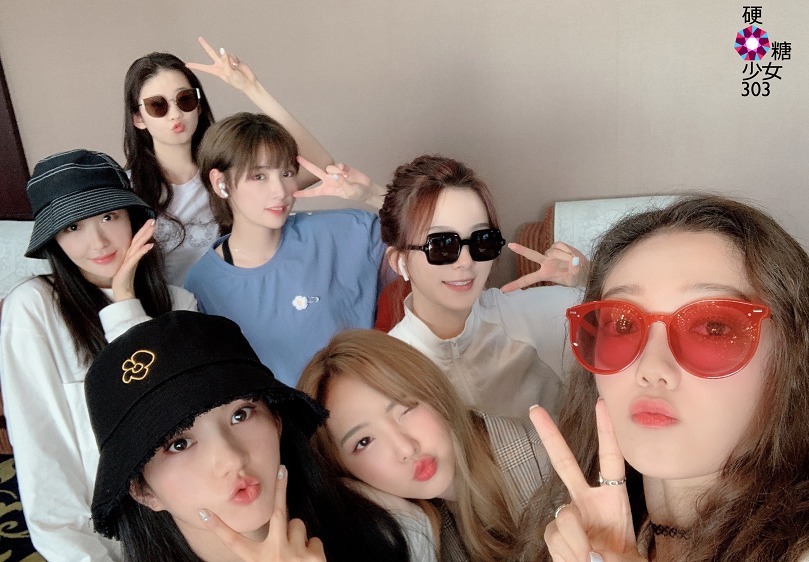  成龙|99晚会搭档黄渤，双十一开幕式合作成龙，硬糖少女下次合作谁？