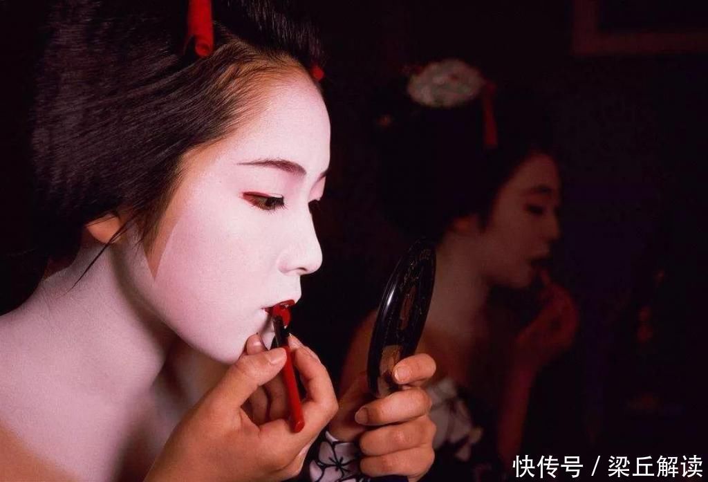 牙齿染黑,眉毛剃掉,脸涂得煞白,为何古代日本女子流行扮丑妆容