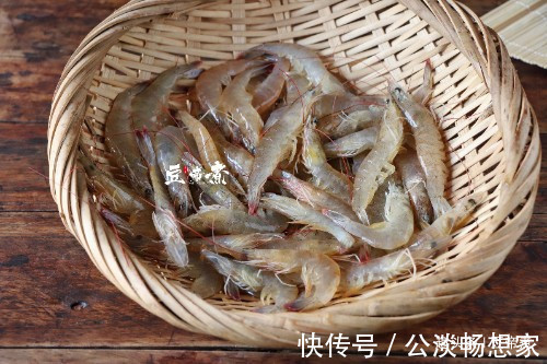 鸡翅|母子二人的午餐,在朋友圈火了,鸡翅大虾一锅烩,收到点赞无数