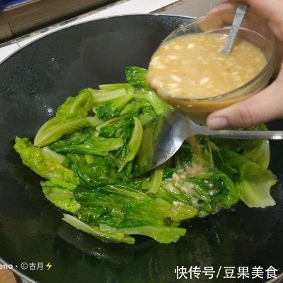 做好蒜蓉腐乳生菜，有色有香又有味