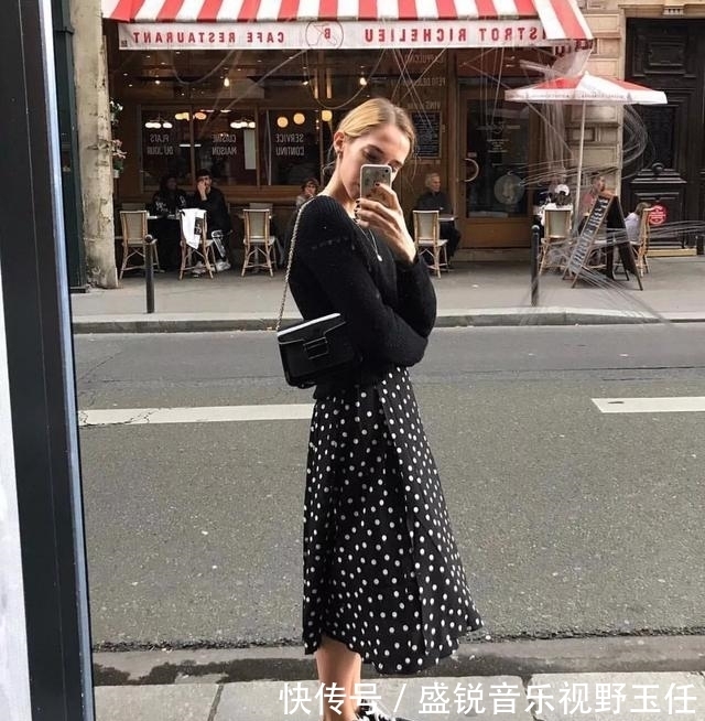 早秋|今秋火了一种穿法叫:“连衣裙+开衫”,时髦显高,照着穿就对了