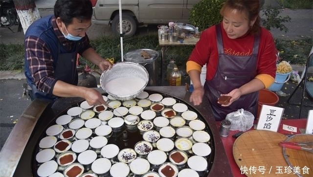 农村|农村夫妇庙会上卖这种饼,十块钱六个,一天做上千个不够卖