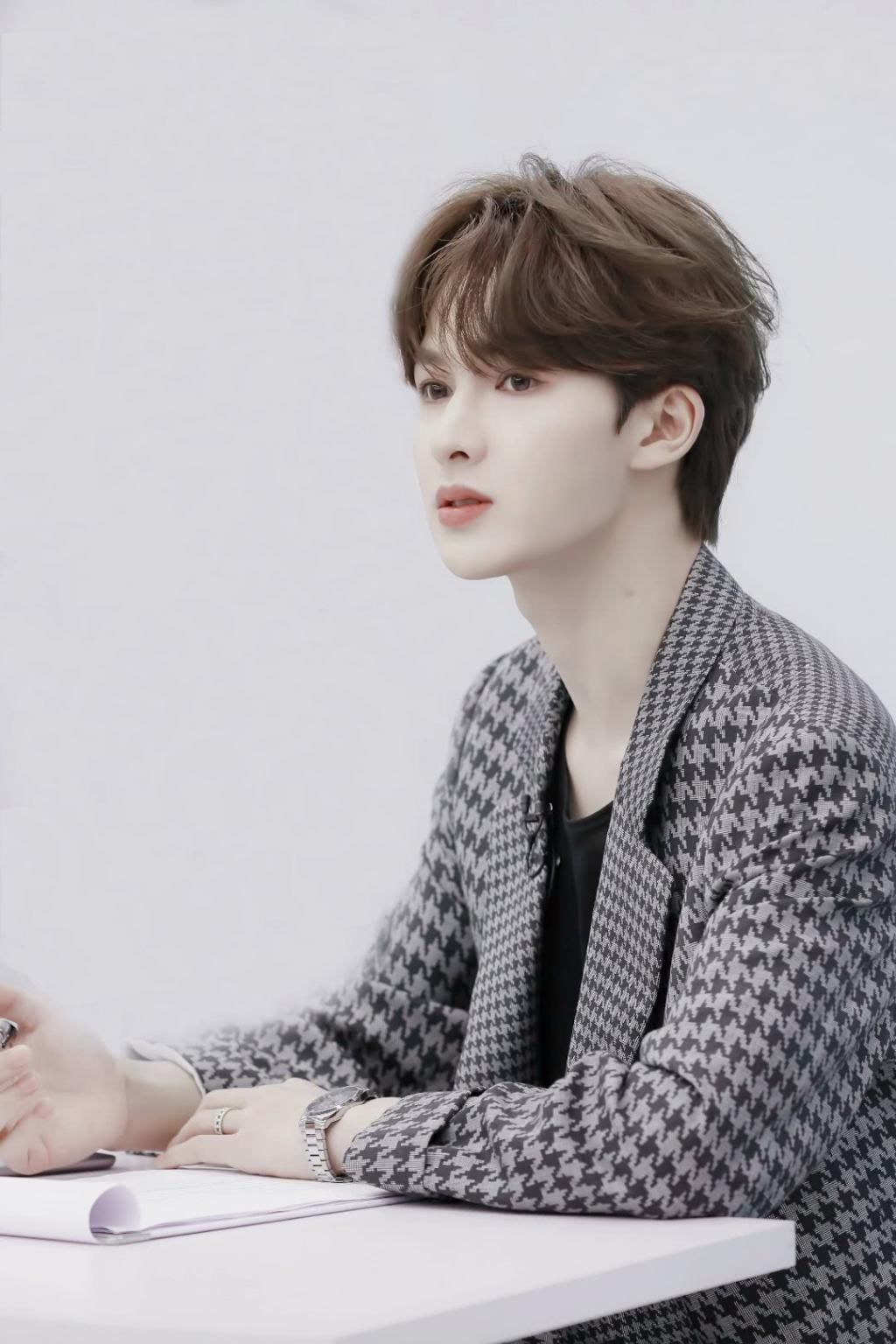 朱正廷 蔡徐坤朱正廷世纪拥抱,王子异小鬼出镜,NINEPERCENT女孩的狂欢