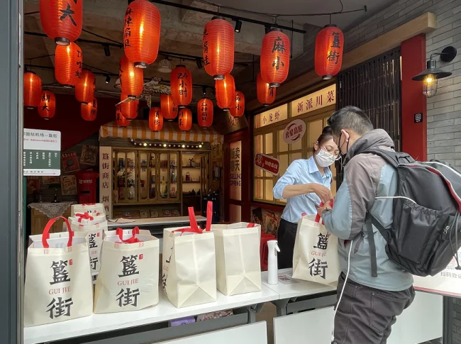 北京五一假期餐厅暂停堂食 记者探访餐饮街区