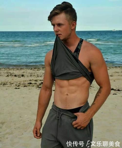 想看肌肉男的身材吗？别急，撩起衣服让你细细瞧胸肌和八块腹肌