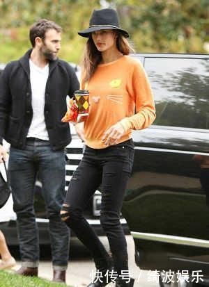 女人不管奔几,卫衣多穿4个“显白色”上身减龄显气色