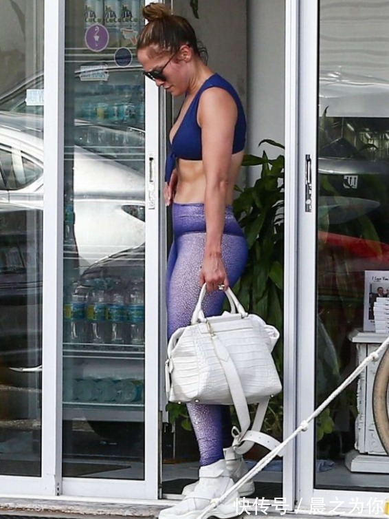 斯坦森|50岁的詹妮弗·洛佩兹,去健身房锻炼,脱掉外套六块腹肌清晰可见