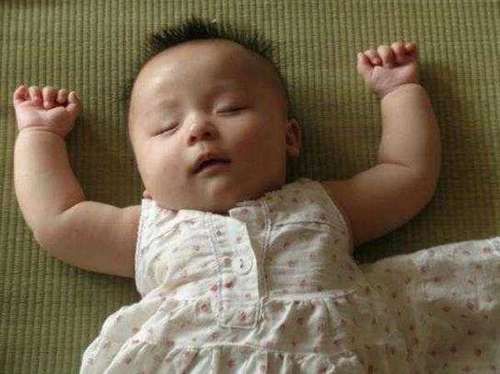 宝妈|新生儿“投降式睡姿”会累吗了解真相后,妈妈再也不给宝宝纠正了