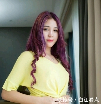 光鲜|街拍:小姐姐肤白貌美,气质光鲜靓丽很抢眼,小表情很可爱