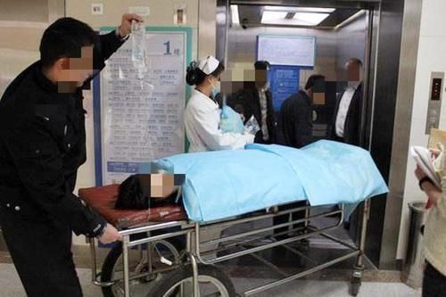 医生|19岁女孩深夜被送急诊,双腿发软,医生询问后,男友说出一个秘密