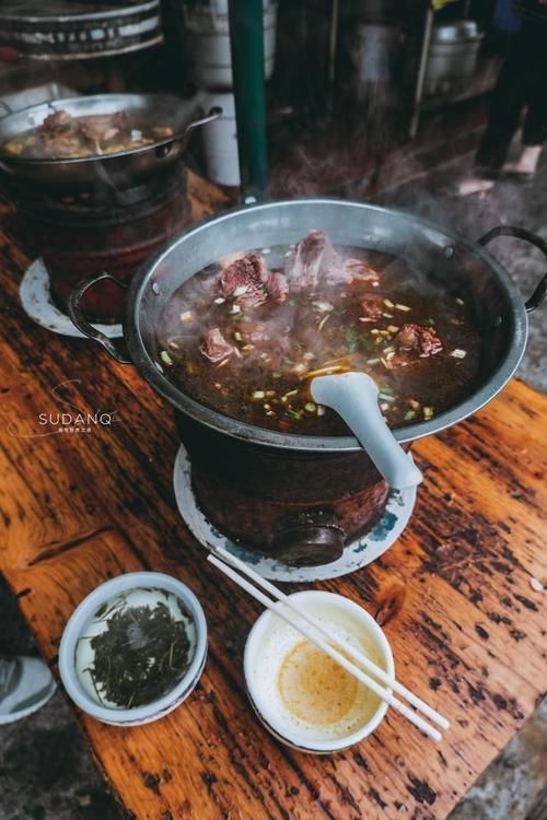  一大早就喝白酒吃火锅，湖北荆州人的生活“有点彪”，令人惊奇