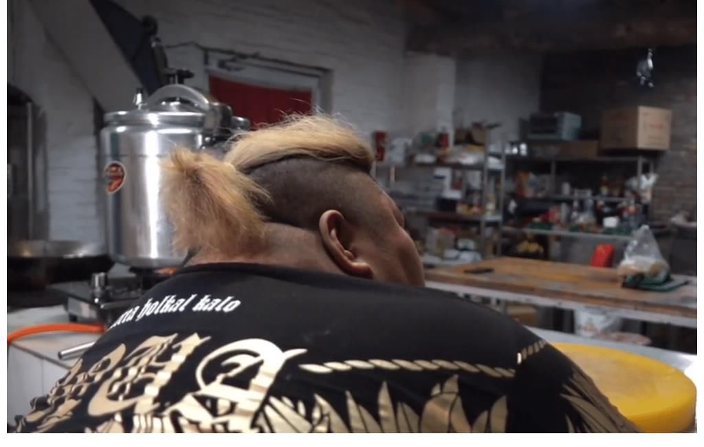 600斤負(fù)擔(dān)太重！胖猴仔做飯昏睡，切蔥都沒力氣，朋友還喊他吃肉