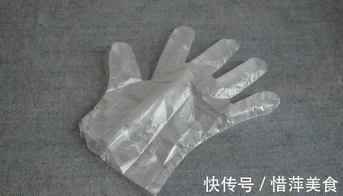 你家有一次性塑料手套吗？这个用途真厉害，解决了很多人的烦恼