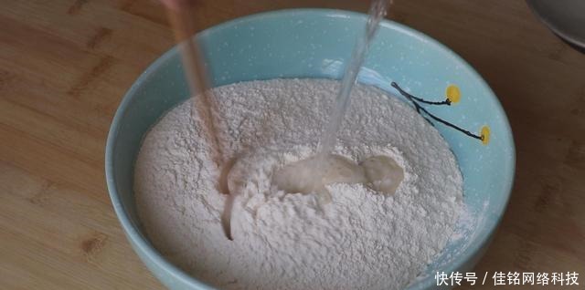 面粉最过瘾的做法,开水一烫,不炸不烤,柔软香甜个个鼓大泡