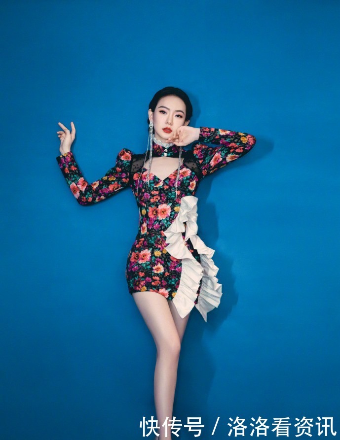 配花|被戚薇的复古风美晕!一尺长耳环配花短裙,同框李承铉大秀漫画腿