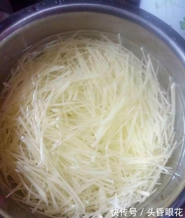 张大爷养花,一年四季用“2种水”浇花,土壤疏松肥沃、养啥都旺