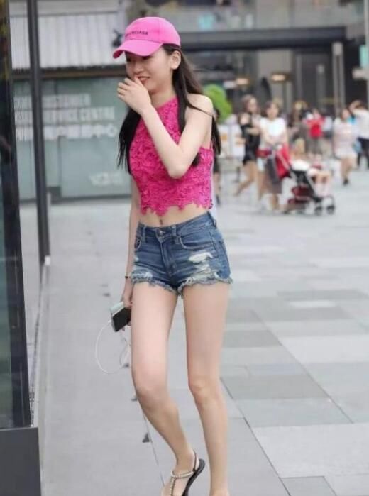 高跟鞋|街拍：黑色连衣裙搭配高跟鞋，怎么穿都别有一番韵味