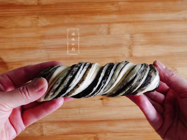 黑芝麻|想吃面包自己烤，低油低糖一次发酵，出炉面包蓬松柔软比买的健康
