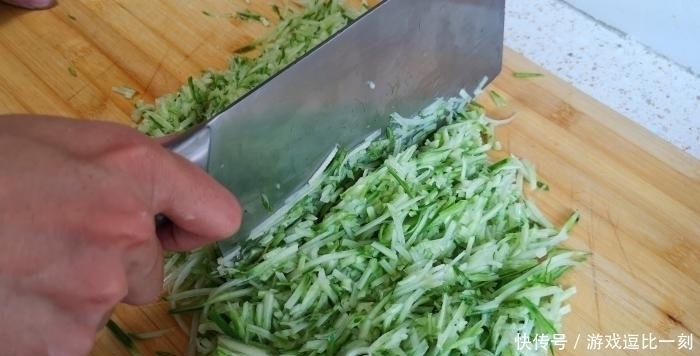 搅拌均匀|三伏天吃饺子,韭菜靠边站,用此菜做馅,鲜嫩多汁营养好,太鲜了