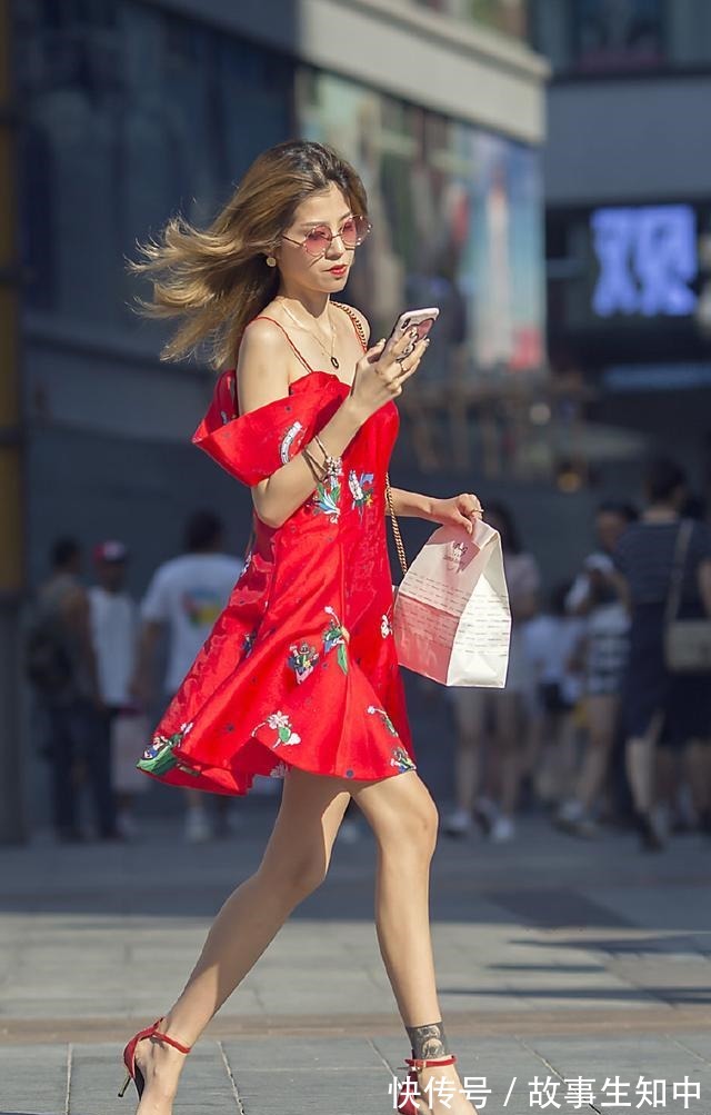 大长腿 春天,选择一字带凉鞋,学习时髦精的“一鞋多穿”,简约又百搭!