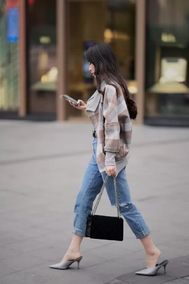 街拍：小姐姐身穿酒红色的上衣，带着一种成熟的气息，十分的完美