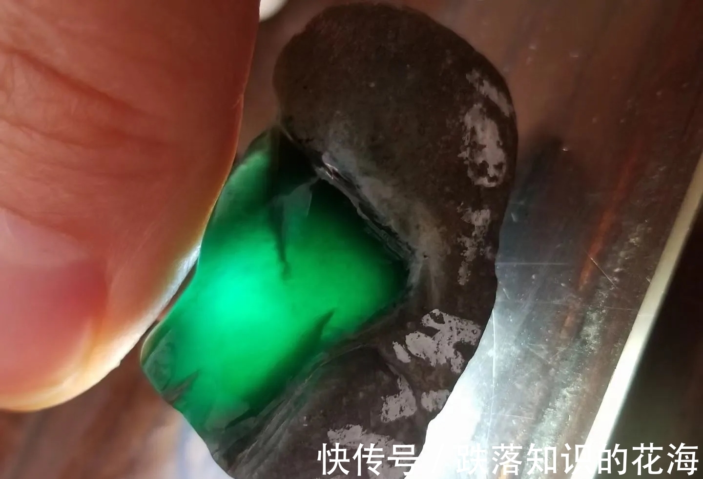 情人!绿到极致便是黑,这就是翡翠的“尽头”—墨翠