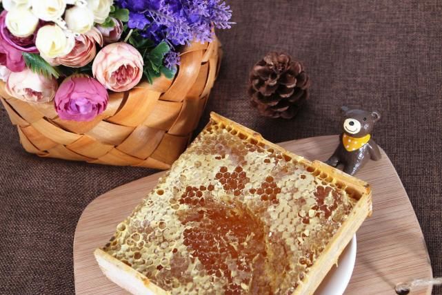 蜂巢不仅可以吃，大牌首饰作为设计元素，手腕上的六角形也很优美