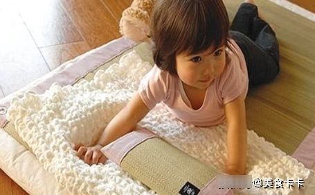 臭脚|爸爸将他的臭脚伸到宝宝面前,宝宝的反应真的是,让人笑喷了