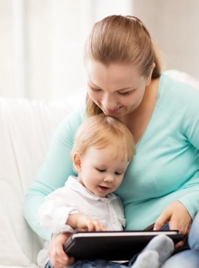 爸爸|卑微宝爸伺候“贵妃女儿”吃草莓,小心翼翼的样子,让人哈哈大笑