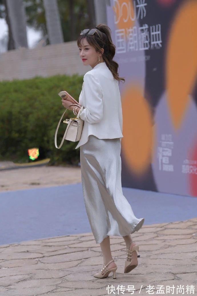 西装 街拍:穿白西装的时尚女生