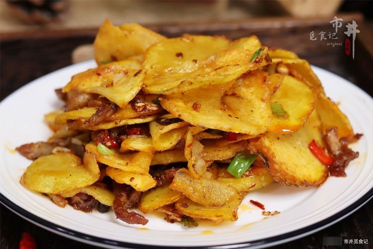 天越来越冷，炒一盘“干锅土豆”才叫香，香辣美味，回回都不够吃