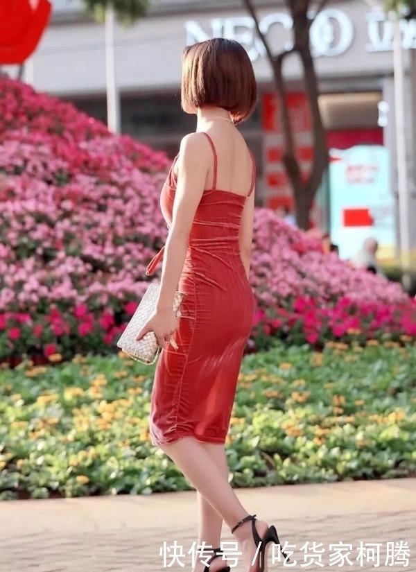 一字带|发型是可爱短发,身材却如此老辣!网友:搭配得很精致!