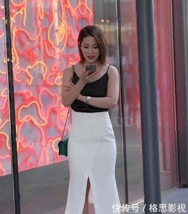 T恤|大V领短T恤搭配小短裙,呈现出不同于吊带服饰的另类美