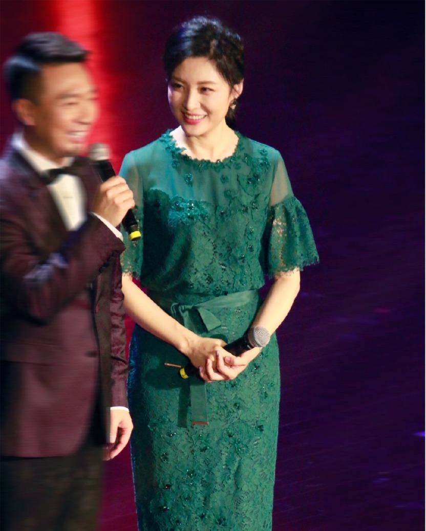 周涛 著名主持人周涛气质感真好!马尾辫搭配绿色蕾丝连衣裙,减龄时髦