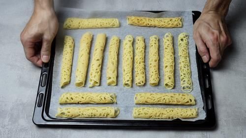 3个鸡蛋1碗面粉,教你做蕾丝蛋卷,咬一口直掉渣,平底锅就能做