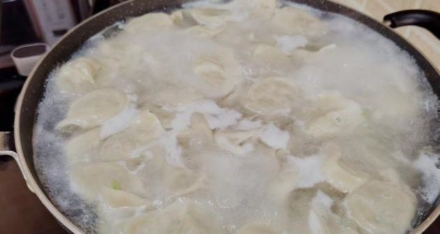 包白菜饺子时,记住老师傅的“2放2不放”,饺子鲜嫩多汁,特好吃