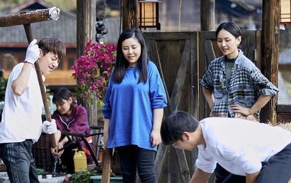 他是唯一一个全程没干活的人，不但没被骂，还受到了观众的称赞