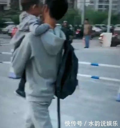 弟弟|3岁弟弟在学校等哥哥放学,哥哥出现后,被弟弟的动作暖化了