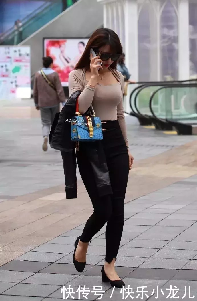 与闺蜜一双高跟鞋搭配出街,尽显时尚魅力