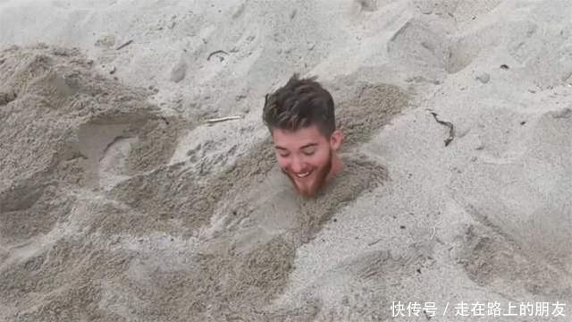 在海边游玩时，为何不能把自己埋到沙子里，看完涨知识了！