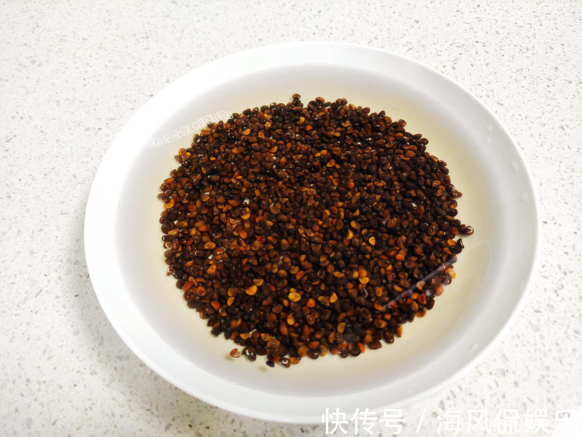 以前空心菜都是买着吃,这回用菜籽自己种的,不用土11天就能吃了