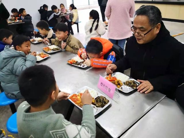 芜湖：校长陪餐 让学生吃上放心午餐