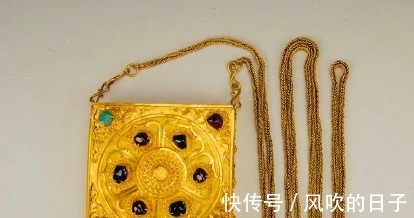 包包 时尚最前沿在明朝明朝贵妇的方形手链包曝光,网友的话扎心了