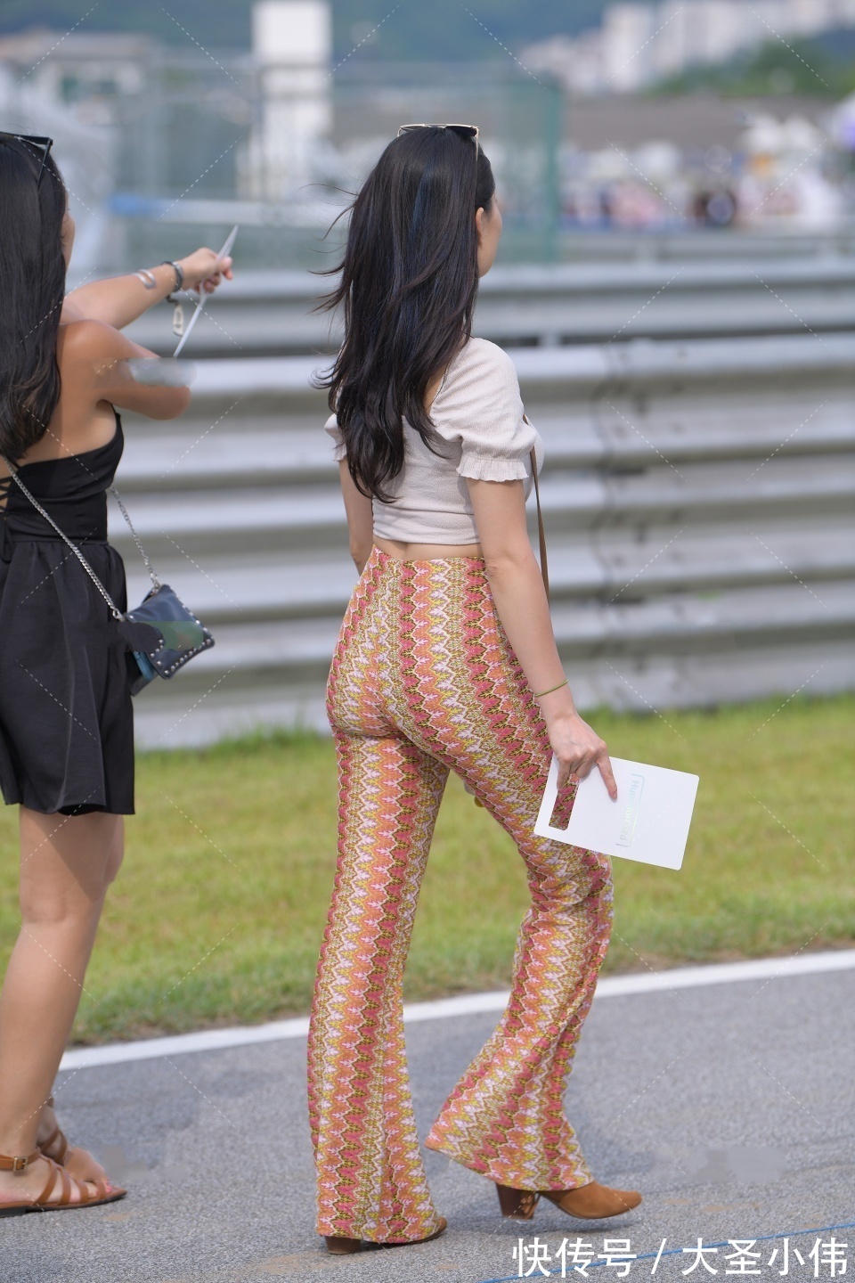 气质|美女街拍:一身高贵典雅的韵味,彰显女性柔美的气质,我要是她男朋友就好了