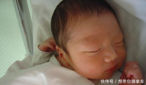 婴儿|婴儿熟睡时常常举起小手,你以为这是在投降,其实原因很简单!
