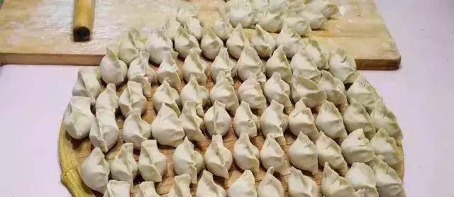 饺子包好后，直接放冰箱就“废了”，教你一招，饺子不粘连不开裂